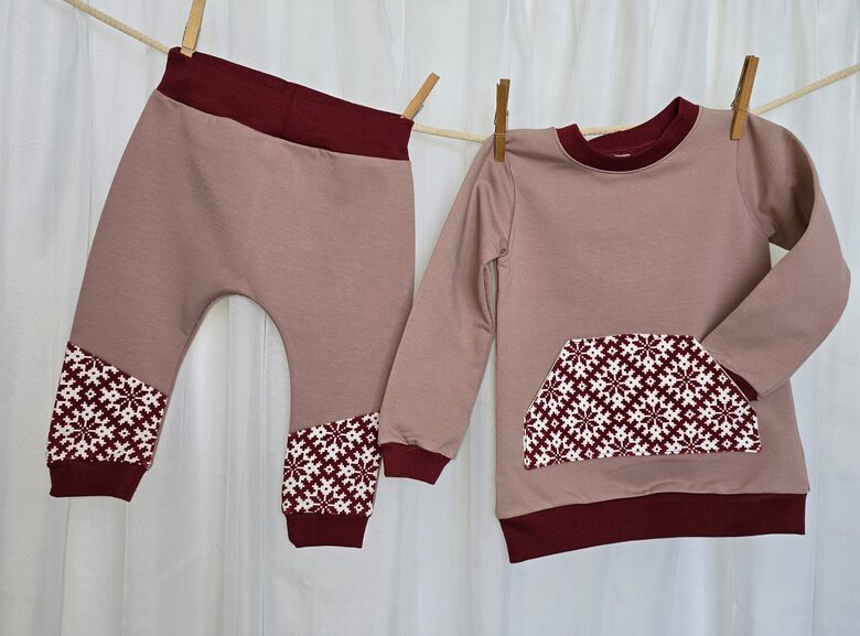 Vecrozā bērnu komplekts ar tautiska raksta detaļām, 80 cm (9–12 mēneši), kokvilnas cilpiņtrikotāža