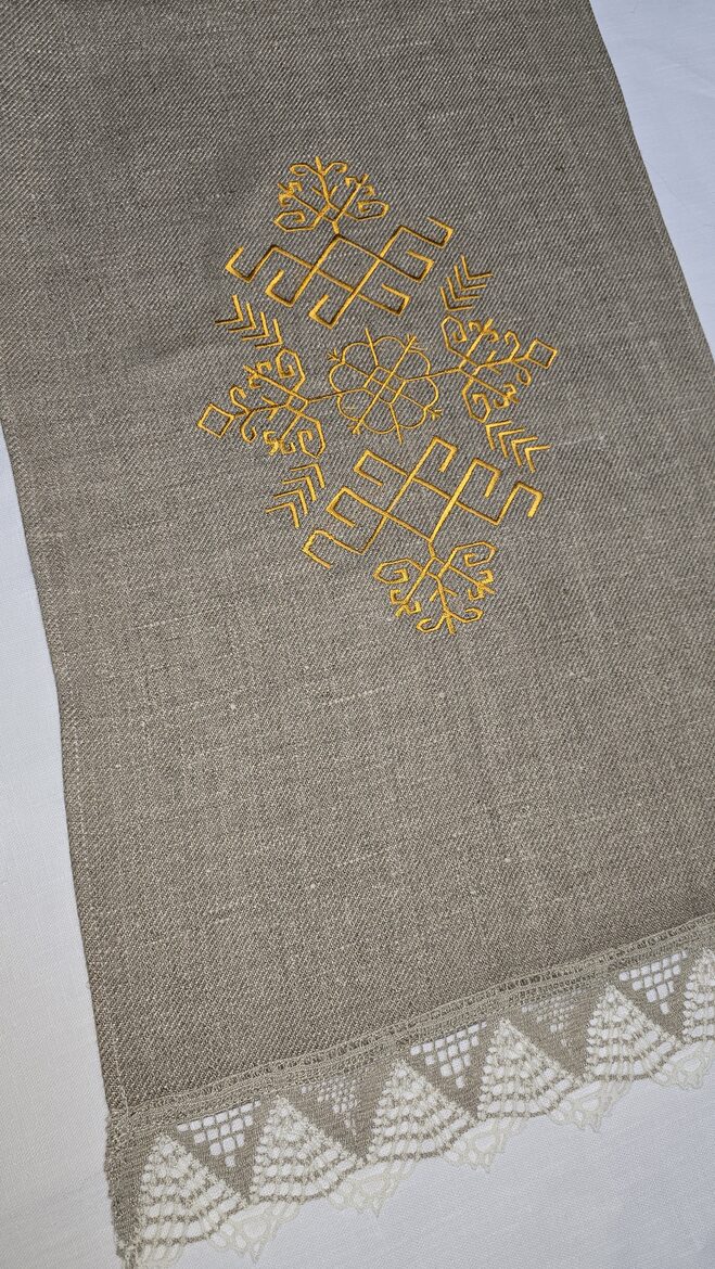 Lina galda celiņš ar izšuvumu, Zelta Tautiskās zīmes