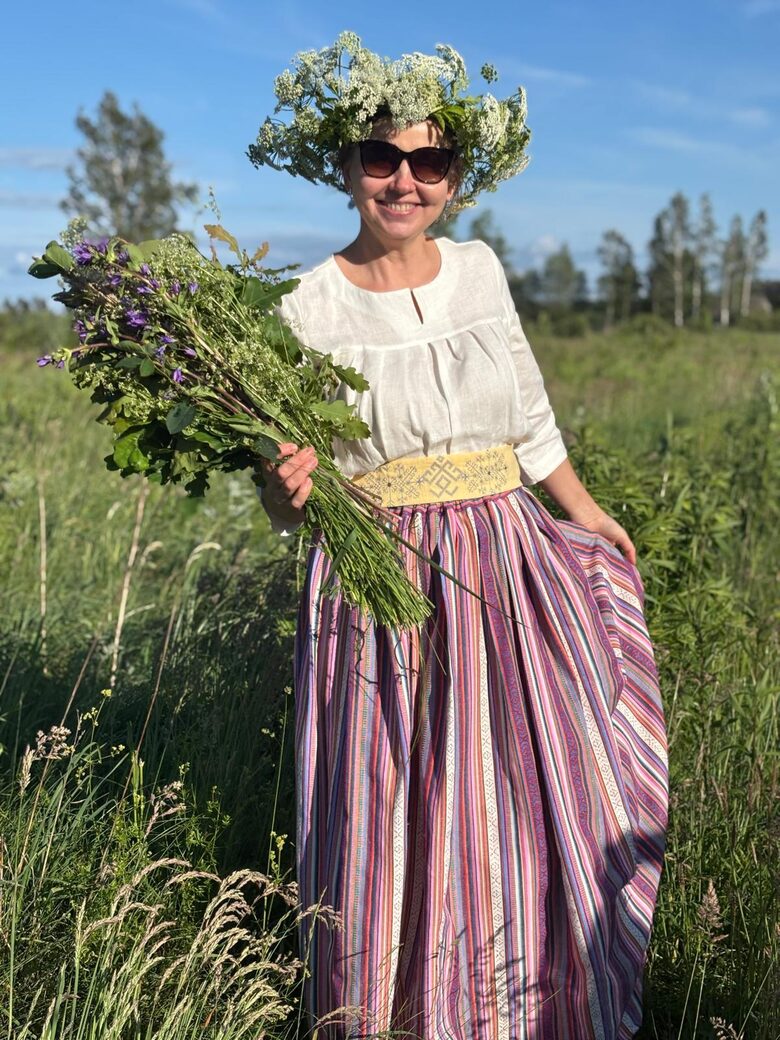 Stilizēti tautiskie svārki, maigi rozīgie