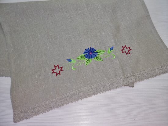 Lina virtuves dvielis ar tautisku izšuvumu