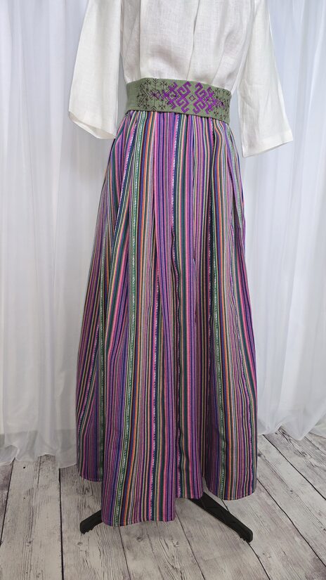 Stilizēti tautiskie svārki vasaras saulgriežiem, Rozīgie 