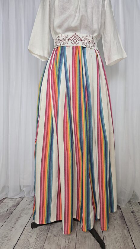 Stilizēti tautiskie svārki, Baltās svītras