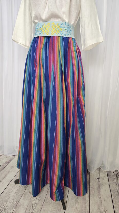 Stilizēti tautiskie svārki, Zilās strīpas