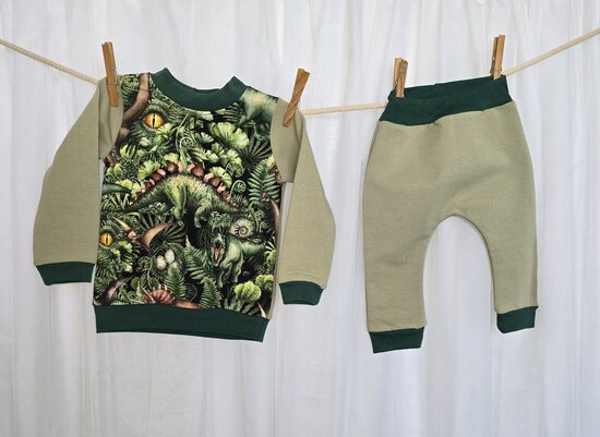 Bērnu komplekts ar dinozauriem, olīvzaļš, 74 cm (6–9 mēneši), kokvilnas cilpiņtrikotāža
