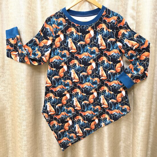 Asimetrisks džemperis viņai, Lapsas, M