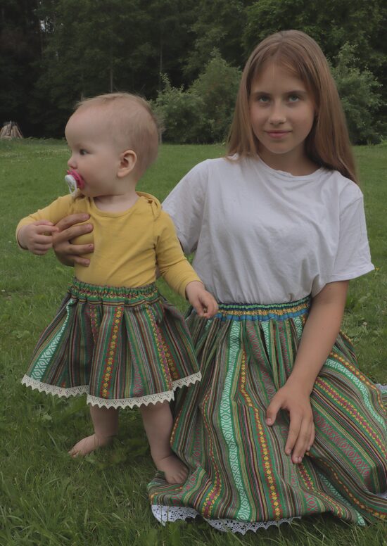 Stilizēti tautiskie svārki bērniem uz gumiju, Zaļie. 