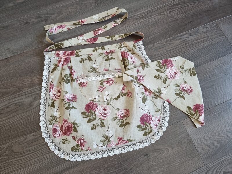 Priekšauts un aube, rozes uz pelēka