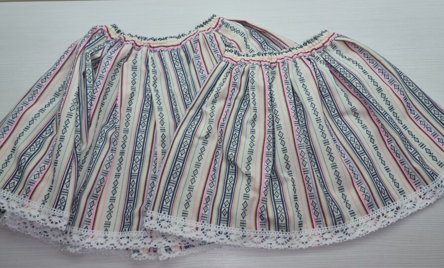 Stilizēti tautiskie svārki bērniem, gaišie ar mežģīni