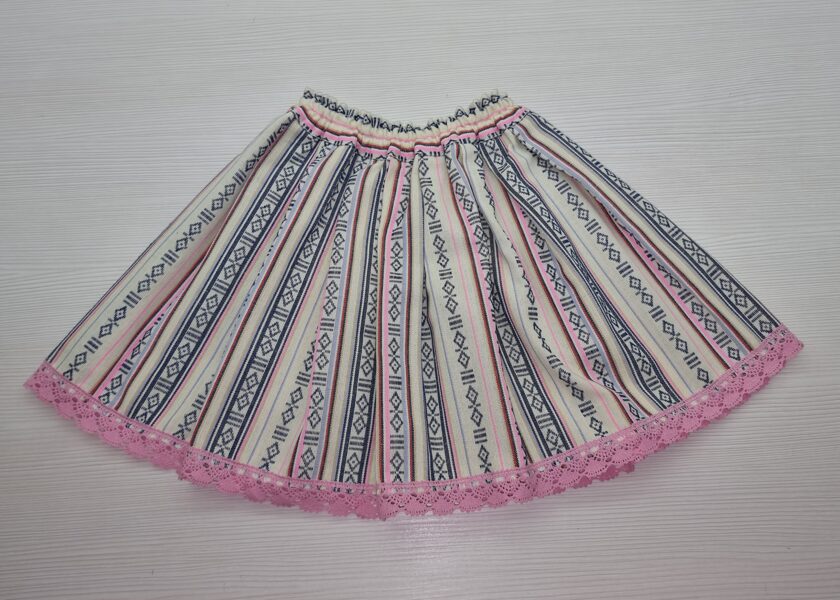 Stilizēti tautiskie svārki bērniem, gaišie ar rozīgu mežģīni