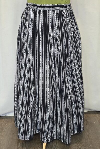 Garie stilizēti tautiskie svārki uz gumiju, Melnbalti. 