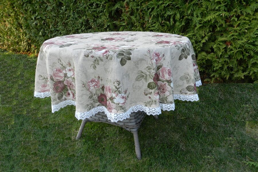 Lina galdauts apaļš, ar ziediem