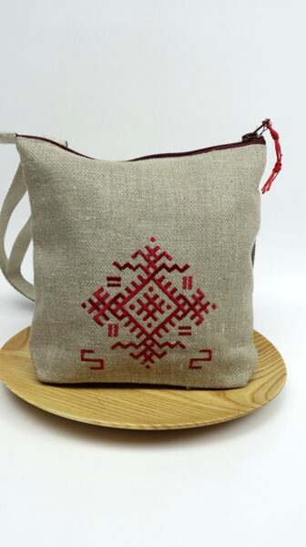 Lina somiņa ar izšuvumu, senlatviešu raksti