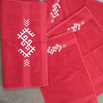 Izšūtas tautiskās zīmes uz dvieļiem