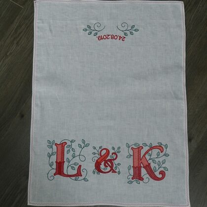 dvielītis ar izšuvumu sālsmaizei