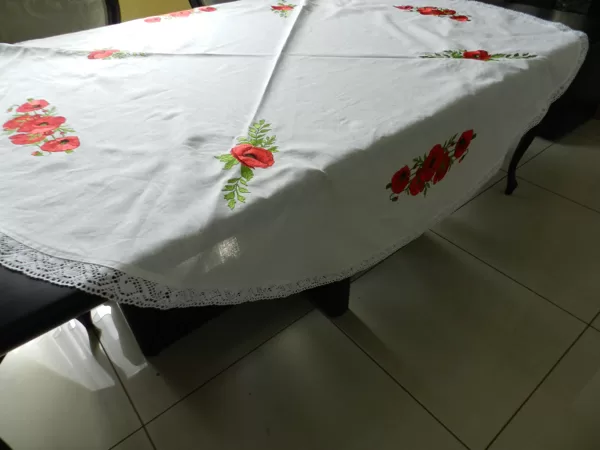apaļais galdauts ar magonēm izšūts